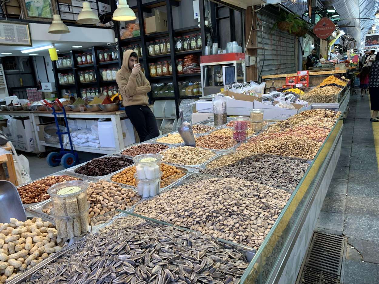 Groups tasting and learning in the Jerusalem shuk